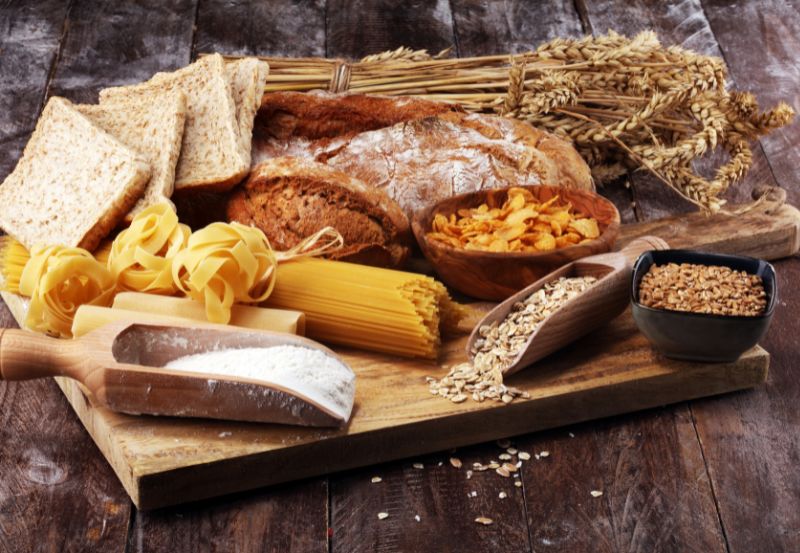 Mì ống và bánh mì làm từ ngũ cốc nguyên hạt