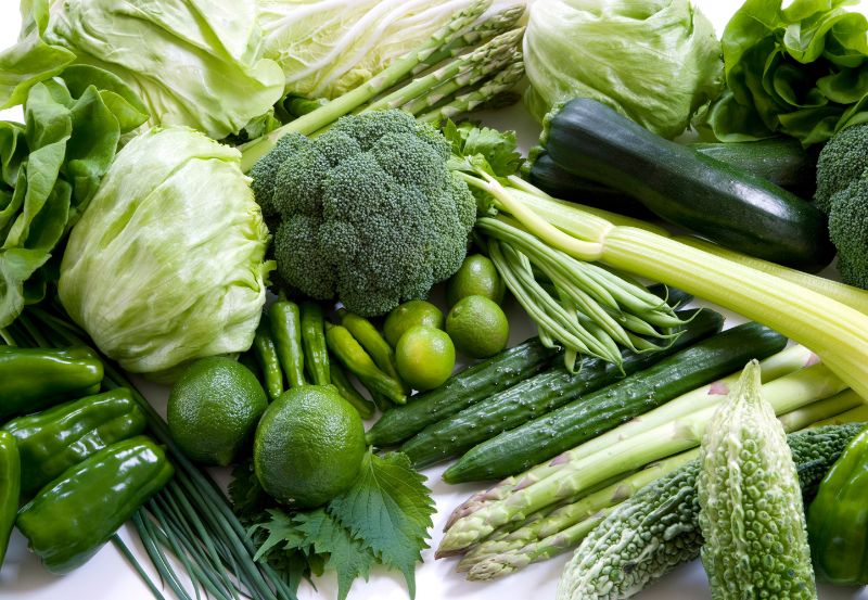 Rau xanh đậm như cải bó xôi, cải xoăn, bông cải xanh, rau dền chứa hàm lượng magie dồi dào