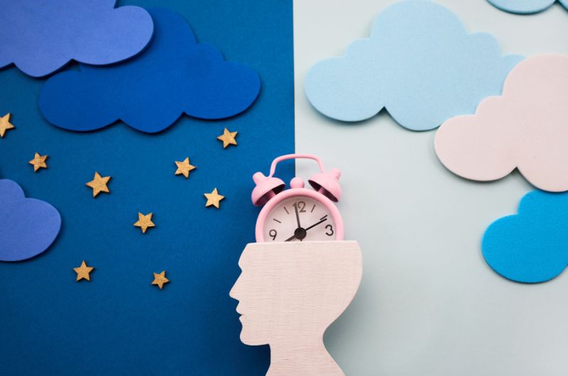 Việc duy trì giờ đi ngủ và thức dậy cố định mỗi ngày, kể cả cuối tuần, giúp đồng bộ lại nhịp sinh học và cải thiện đáng kể chất lượng giấc ngủ.